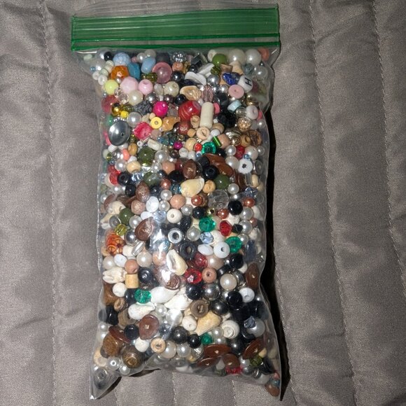 $1 with Bundle ~ Mixed Bead Grab Bag 4353 - Picture 1 of 3